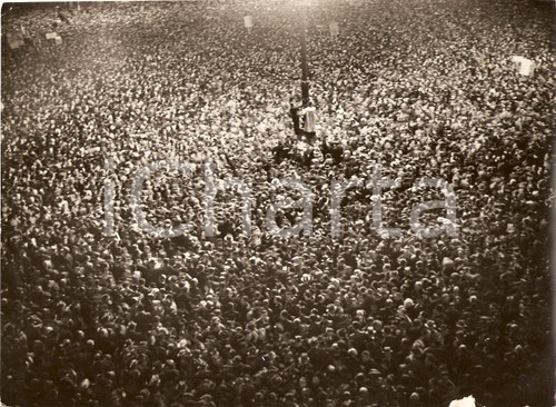 1935 Milano Piazza Duomo - Lettura bollettino di guerra - Foto (2) s.d., ma 4 novembre 1935Milano, Piazza DuomoVera fotografia d'epoca raffigurante la folla riunita in Piazza del Duomo per ascoltare la lettura del bollettino di guerra in occasione della celebrazione dell'annuale della Vittoria. E' probabile che quell'occasione servi' anche ad annunciare le "inique" sanzioni decise dalla Società delle Nazioni a seguito dell'invasione italiana dell'Etiopia. Nel giugno di quell'anno, infatti, l'Etiopia aveva chiesto alla Società delle Nazioni di inviare osservatori neutrali alle sue frontiere, temendo un'invasione italiana.Successivamente, all'inizio di novembre, l'Assemblea della Società delle Nazioni Unite decise di applicare sanzioni economiche e finanziarie nei confronti dell'Italia, come stato aggressore. In Italia venne quindi avviata una politica di autarchia, assieme ad una massiccia campagna propagandistica volta a denunciare i disagi causati dalle "inique sanzioni".Foto Keystone - MilanoIn mediocri condizioni (mancanza al margine inferiore sinistro).Vera fotografia d'epoca, originale e autentica, completa di nota dattiloscritta e timbro datario al verso.---------------------------Note: The League of Nations (LON) was an intergovernmental organization founded as a result of the Paris Peace Conference, and the precursor to the United Nations. At its greatest extent from 28 September 1934 to 23 February 1935, it had 58 members. The League's primary goals, as stated in its Covenant, included preventing war through collective security, disarmament, and settling international disputes through negotiation and arbitration. Other goals in this and related treaties included labour conditions, just treatment of native inhabitants, trafficking in persons and drugs, arms trade, global health, prisoners of war, and protection of minorities in Europe.The diplomatic philosophy behind the League represented a fundamental shift in thought from the preceding hundred years. The League lacked its own armed force and so depended on the Great Powers to enforce its resolutions, keep to economic sanctions which the League ordered, or provide an army, when needed, for the League to use. However, they were often reluctant to do so.Sanctions could also hurt the League members, so they were reluctant to comply with them. When, during the Second Italo-Abyssinian War, the League accused Italian soldiers of targeting Red Cross medical tents, Benito Mussolini responded that "the League is very well when sparrows shout, but no good at all when eagles fall out."After a number of notable successes and some early failures in the 1920s, the League ultimately proved incapable of preventing aggression by the Axis powers in the 1930s. In May 1933, Franz Bernheim, a Jew, complained that his rights as a minority were being violated by the German administration of Upper Silesia, which induced the Germans to defer enforcement of the anti-Jewish laws in the region for several years until the relevant treaty expired in 1937, whereupon they simply refused to renew the League's authority further and renewed anti-Jewish persecution.Hitler claimed these clauses violated Germany's sovereignty. Germany withdrew from the League, soon to be followed by many other aggressive powers. The onset of World War II showed that the League had failed its primary purpose, which was to avoid any future world war. The United Nations replaced it after the end of the war and inherited a number of agencies and organizations founded by the League.Of the League's 42 founding members, 23 (or 24, counting Free France) remained members until it was dissolved in 1946. In the founding year, six other states joined, only two of which remained members throughout the League's existence. An additional 15 countries joined in later years.The largest number of member states was 58, between 28 September 1934 (when Ecuador joined) and 23 February 1935 (when Paraguay withdrew). At this time, only Costa Rica (22 January 1925), Brazil (14 June 1926), the Empire of Japan (27 March 1933), and Germany (19 September 1933) had withdrawn citing a diplomatic disadvantage due to inferior powers.The Soviet Union only became a member on 18 September 1934, when it joined to antagonise Germany (which had left the year before), and was expelled from the League on 14 December 1939 for aggression against Finland. In expelling the Soviet Union, the League broke its own norms; only 7 of 15 members of the Council voted for the expulsion (Great Britain, France, Belgium, Bolivia, Egypt, South Africa, and the Dominican Republic), which was not the majority of votes required by the Covenant to do so. Three of these members were chosen as members of the Council the day before the voting (South Africa, Bolivia, and Egypt). This was one of the League's final acts before it practically ceased functioning due to the Second World War. originale e autentica 1 1935 Milano Piazza Duomo - Lettura bollettino di guerra - Foto (2) s.d., ma 4 novembre 1935Milano, Piazza DuomoVera fotografia d'epoca raffigurante la folla riunita in Piazza del Duomo per ascoltare la lettura del bollettino di guerra in occasione della celebrazione dell'annuale della Vittoria. E' probabile che quell'occasione servi' anche ad annunciare le "inique" sanzioni decise dalla Società delle Nazioni a seguito dell'invasione italiana dell'Etiopia. Nel giugno di quell'anno, infatti, l'Etiopia aveva chiesto alla Società delle Nazioni di inviare osservatori neutrali alle sue frontiere, temendo un'invasione italiana.Successivamente, all'inizio di novembre, l'Assemblea della Società delle Nazioni Unite decise di applicare sanzioni economiche e finanziarie nei confronti dell'Italia, come stato aggressore. In Italia venne quindi avviata una politica di autarchia, assieme ad una massiccia campagna propagandistica volta a denunciare i disagi causati dalle "inique sanzioni".Foto Keystone - MilanoIn mediocri condizioni (mancanza al margine inferiore sinistro).Vera fotografia d'epoca, originale e autentica, completa di nota dattiloscritta e timbro datario al verso.---------------------------Note: The League of Nations (LON) was an intergovernmental organization founded as a result of the Paris Peace Conference, and the precursor to the United Nations. At its greatest extent from 28 September 1934 to 23 February 1935, it had 58 members. The League's primary goals, as stated in its Covenant, included preventing war through collective security, disarmament, and settling international disputes through negotiation and arbitration. Other goals in this and related treaties included labour conditions, just treatment of native inhabitants, trafficking in persons and drugs, arms trade, global health, prisoners of war, and protection of minorities in Europe.The diplomatic philosophy behind the League represented a fundamental shift in thought from the preceding hundred years. The League lacked its own armed force and so depended on the Great Powers to enforce its resolutions, keep to economic sanctions which the League ordered, or provide an army, when needed, for the League to use. However, they were often reluctant to do so.Sanctions could also hurt the League members, so they were reluctant to comply with them. When, during the Second Italo-Abyssinian War, the League accused Italian soldiers of targeting Red Cross medical tents, Benito Mussolini responded that "the League is very well when sparrows shout, but no good at all when eagles fall out."After a number of notable successes and some early failures in the 1920s, the League ultimately proved incapable of preventing aggression by the Axis powers in the 1930s. In May 1933, Franz Bernheim, a Jew, complained that his rights as a minority were being violated by the German administration of Upper Silesia, which induced the Germans to defer enforcement of the anti-Jewish laws in the region for several years until the relevant treaty expired in 1937, whereupon they simply refused to renew the League's authority further and renewed anti-Jewish persecution.Hitler claimed these clauses violated Germany's sovereignty. Germany withdrew from the League, soon to be followed by many other aggressive powers. The onset of World War II showed that the League had failed its primary purpose, which was to avoid any future world war. The United Nations replaced it after the end of the war and inherited a number of agencies and organizations founded by the League.Of the League's 42 founding members, 23 (or 24, counting Free France) remained members until it was dissolved in 1946. In the founding year, six other states joined, only two of which remained members throughout the League's existence. An additional 15 countries joined in later years.The largest number of member states was 58, between 28 September 1934 (when Ecuador joined) and 23 February 1935 (when Paraguay withdrew). At this time, only Costa Rica (22 January 1925), Brazil (14 June 1926), the Empire of Japan (27 March 1933), and Germany (19 September 1933) had withdrawn citing a diplomatic disadvantage due to inferior powers.The Soviet Union only became a member on 18 September 1934, when it joined to antagonise Germany (which had left the year before), and was expelled from the League on 14 December 1939 for aggression against Finland. In expelling the Soviet Union, the League broke its own norms; only 7 of 15 members of the Council voted for the expulsion (Great Britain, France, Belgium, Bolivia, Egypt, South Africa, and the Dominican Republic), which was not the majority of votes required by the Covenant to do so. Three of these members were chosen as members of the Council the day before the voting (South Africa, Bolivia, and Egypt). This was one of the League's final acts before it practically ceased functioning due to the Second World War. originale e autentica 1